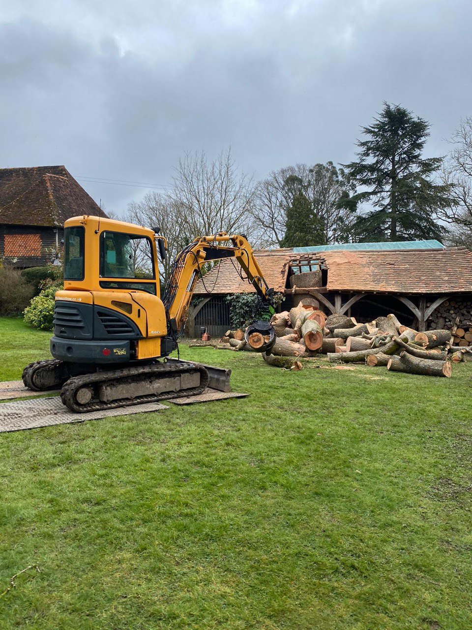 This is a photo of tree felling being carried out in Sevenoaks. All works are being undertaken by Sevenoaks Tree Surgeons